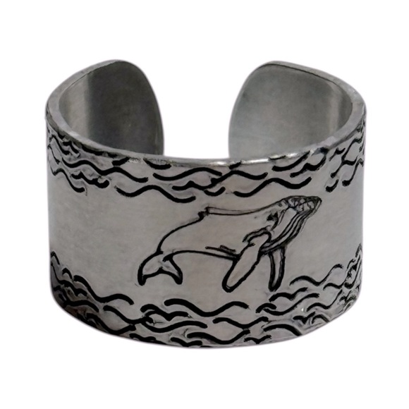 Handmade whale ocean design adjustable hypoallergenic silver hand-stamped ring - Picture 3 of 10